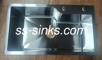 Posizionamento dello scarico posteriore lavandino da cucina artigianale con vaschino uguale stile e accessori per rifiuti