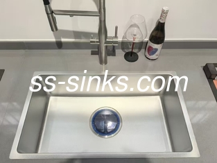 Lavabo singolo in acciaio inossidabile personalizzato per cucina quadrata e design senza tempo