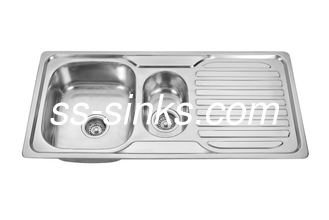 Sopra il singolo lavandino di cucina della ciotola di contro 1000 x500mm con il bacino lavante piega di scolatoio