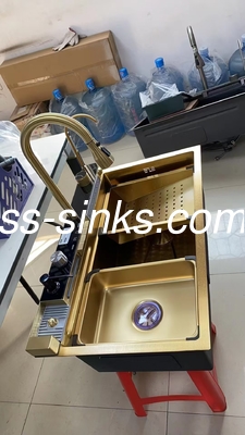 Lavatorio di cucina in acciaio inossidabile d'oro fatto a mano con rubinetto e accessori