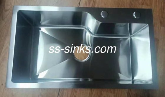 Posizionamento dello scarico posteriore lavandino da cucina artigianale con vaschino uguale stile e accessori per rifiuti
