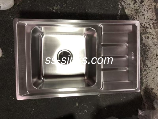 Lavatorio di cucina con buco di scarico quadrato