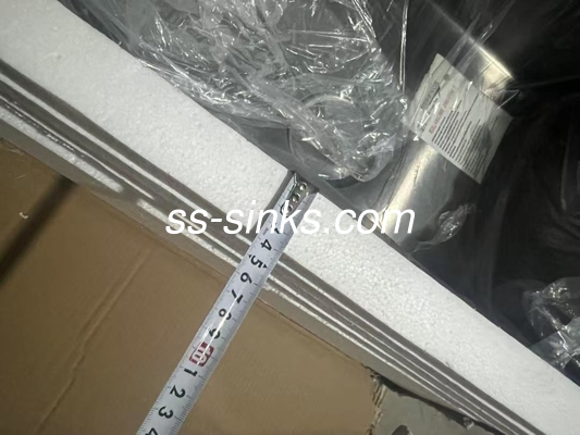 Sink da cucina in acciaio inossidabile con scaricatore facile da pulire e materiale resistente