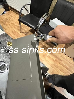 Rubinetto incluso Acciaio inossidabile nero Sink a doppia scodella con finitura nera 2 scarichi