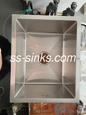 Undermount Single Bowl Sink in nero risparmio di spazio e funzionale