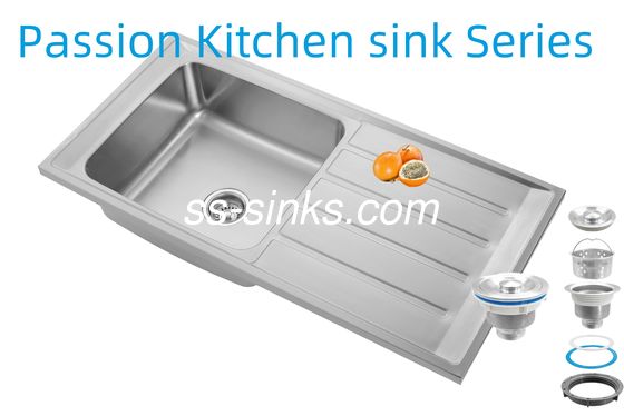 Lavello da cucina moderno con scarico posteriore e scolapiatti per cucine contemporanee