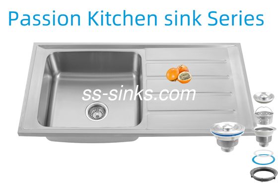 Lavello da cucina moderno con scarico posteriore e scolapiatti per cucine contemporanee